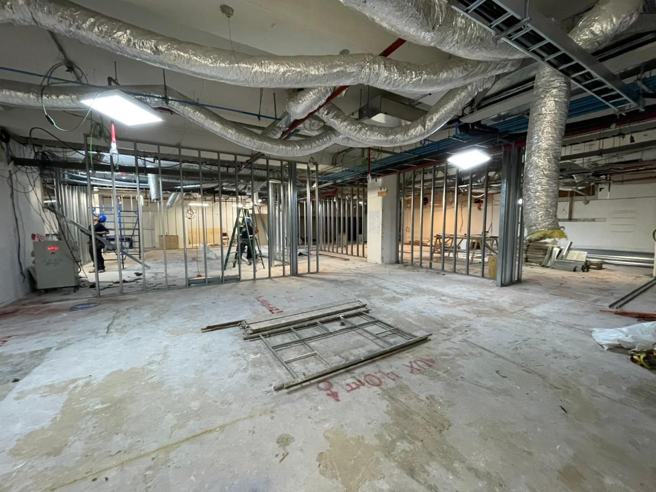 Tabiquería metalcon levantada en obra de habilitación interior.