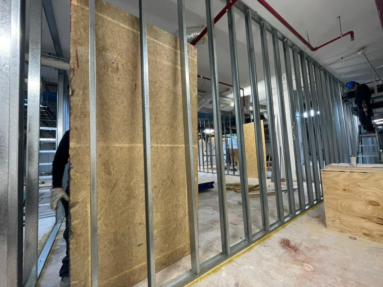 Pasillo con estructura metalcon y placas OSB instaladas en obra.